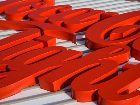 Acrylglas Buchstaben Muster aufgesetzt Cola rot auf weiß-grau gestreift