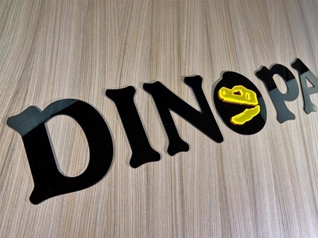 Acrylglas Buchstaben Muster schwarz Dinopark