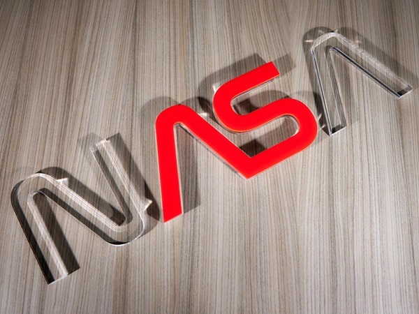 Muster Buchstaben Acrylglas farblos GS NASA mit rotem Acrylglas