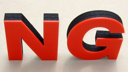 schwarzer PE-Schaum mit rotem Acrylglas-Spiegel